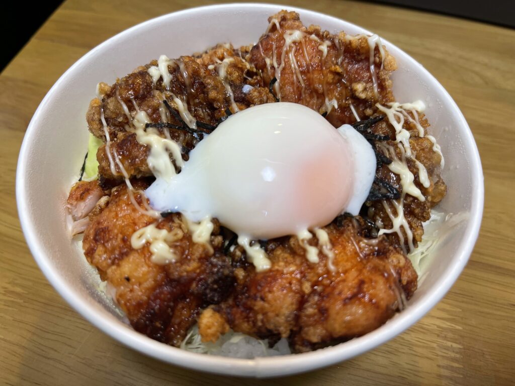 から揚げ丼に玉子