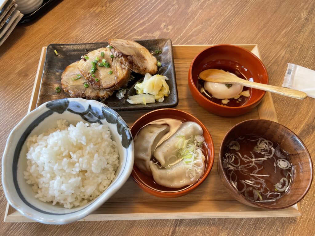 チャーシュー定食と水餃子