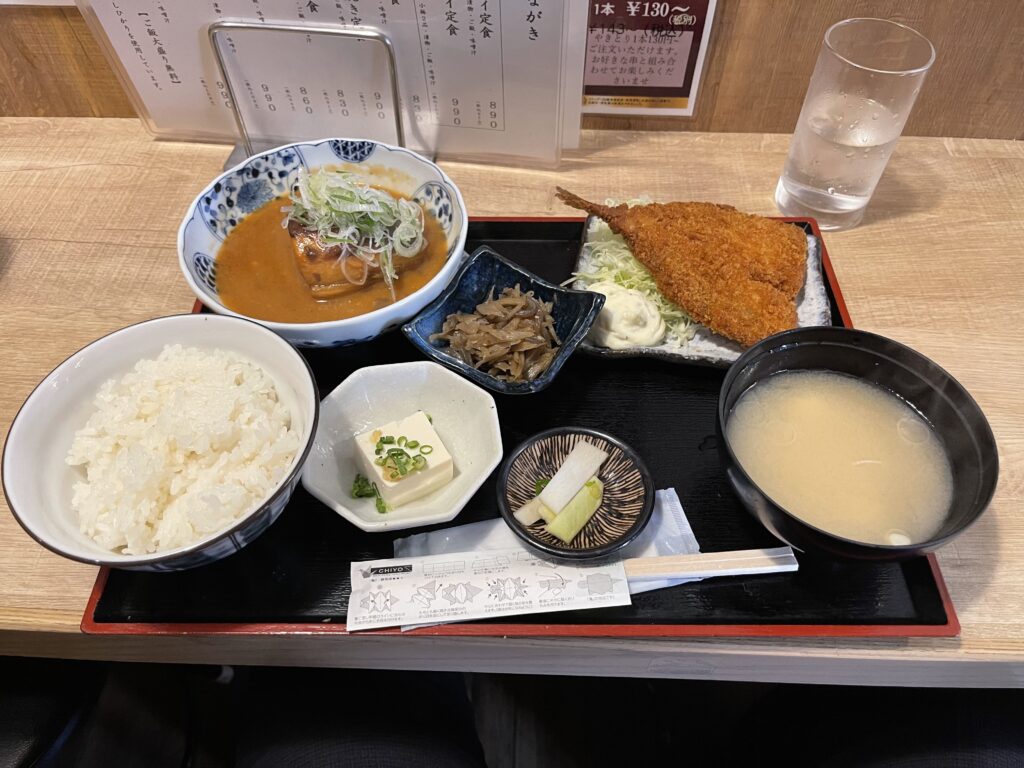 サバの味噌煮定食、味のフライ付き