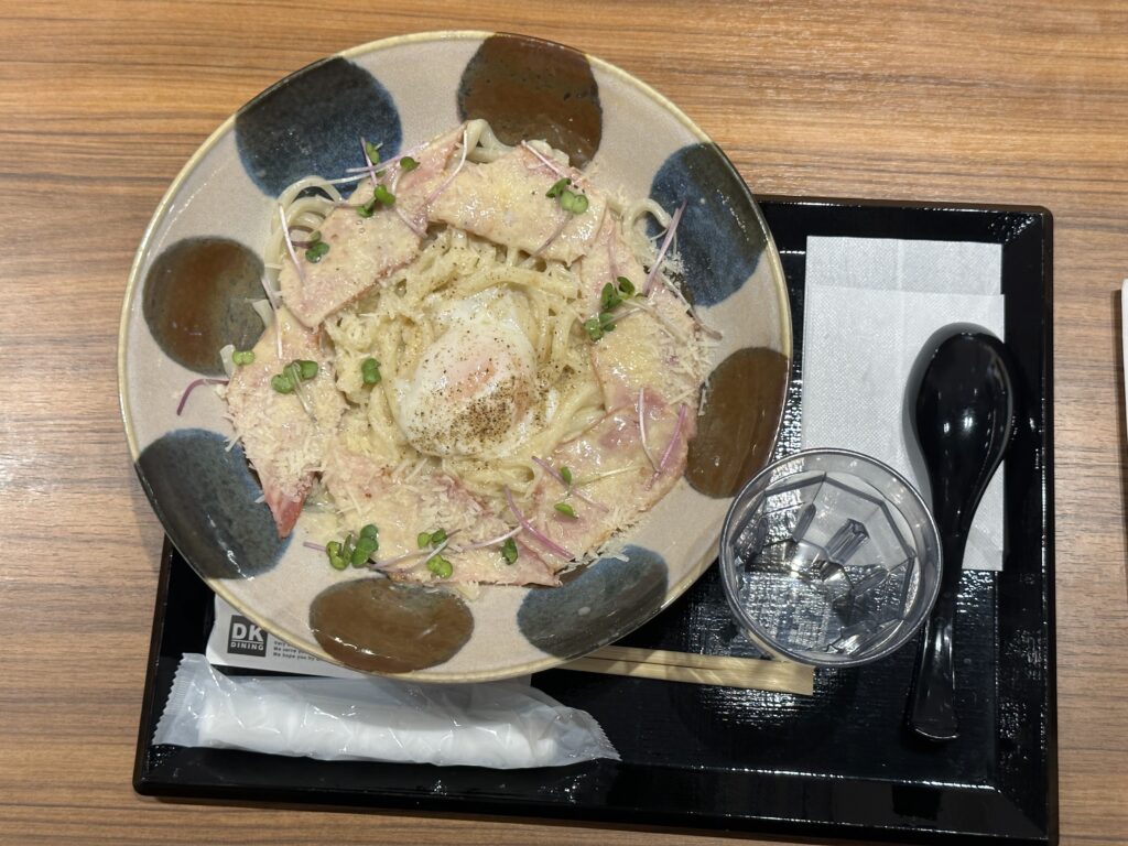 温玉とベーコンの濃厚カルボナーラうどん