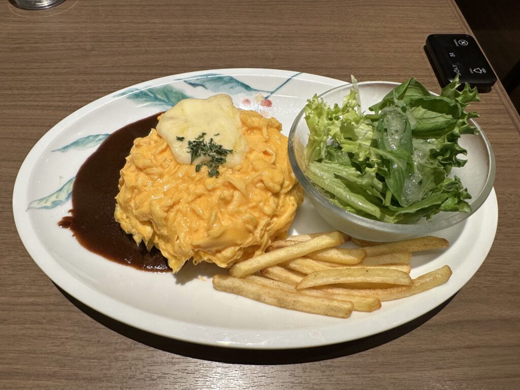 とろ〜りチーズとデミオムライスプレート