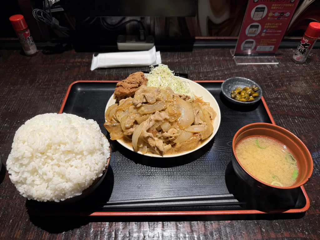 デカ盛り生姜焼きと爆盛りご飯