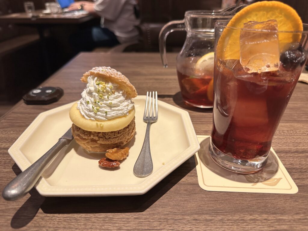 シュークリームとフルーツティー