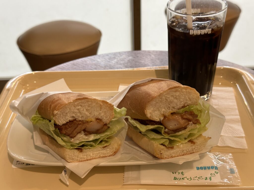 照り焼きチキンとアイスコーヒー