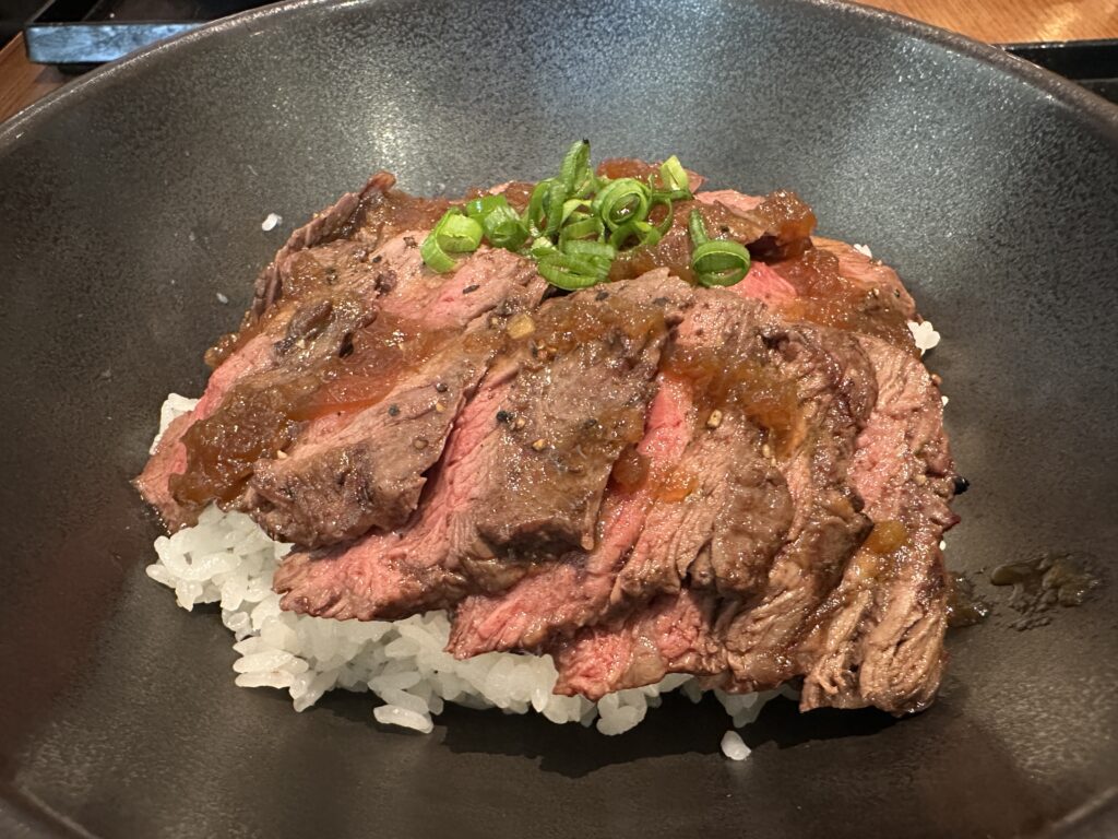 牛ハラミ丼アップ