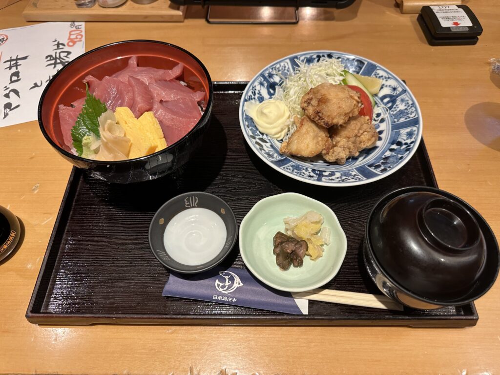 マグロ丼と鶏唐揚げ