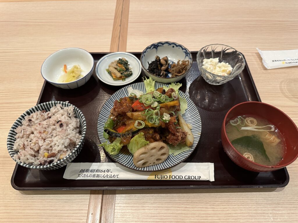 鶏の黄金唐揚と温野菜のねぎ香味たれ定食