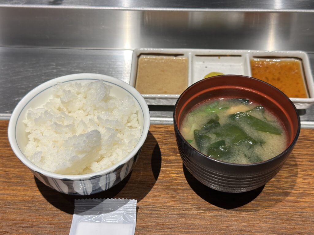 ご飯と味噌汁