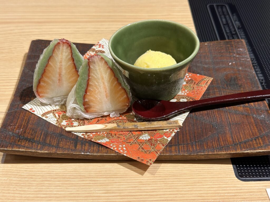 いちご抹茶大福とバニラアイスクリーム