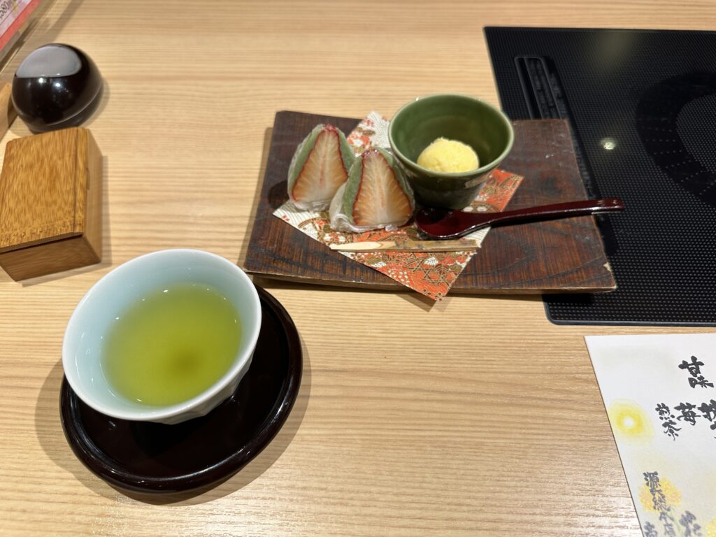 いちご抹茶大福と煎茶