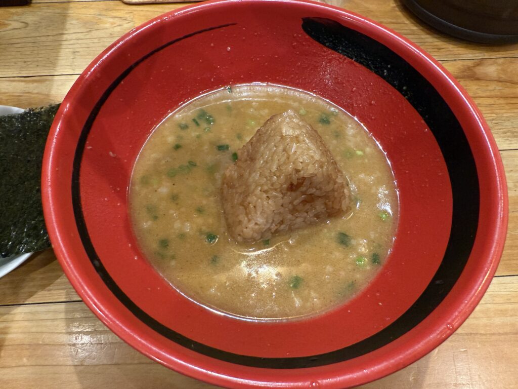 おにぎりをラーメンの残り汁に投入