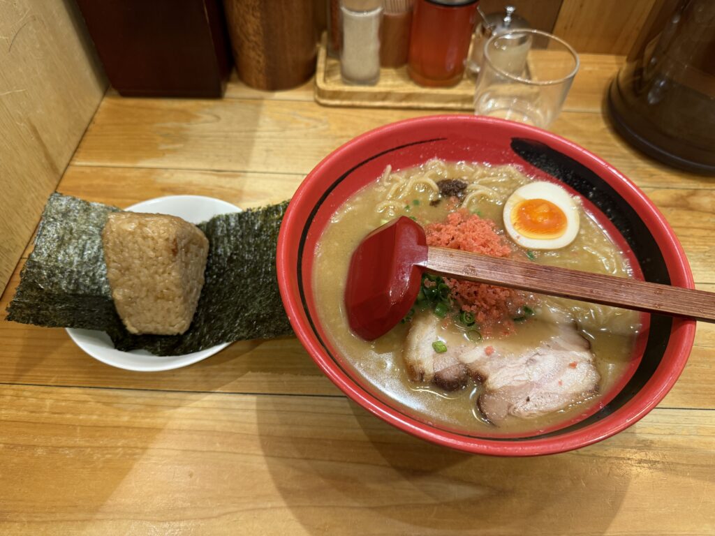 注文したラーメンとおにぎり