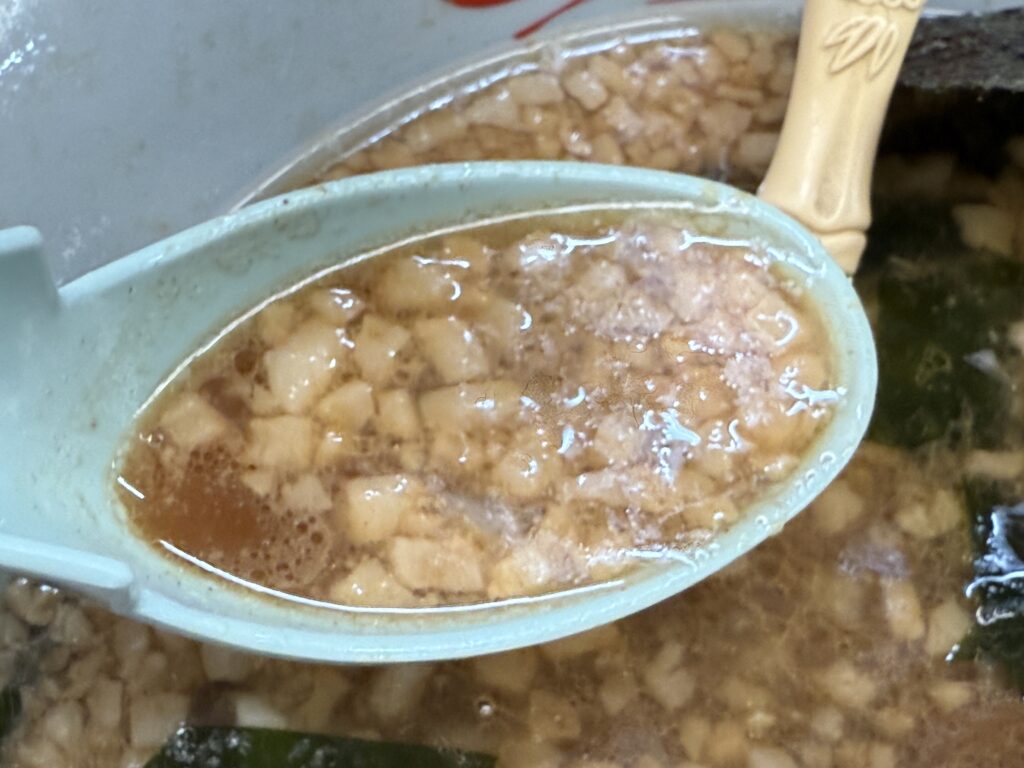 プレミアム醤油とんこつラーメンの背脂