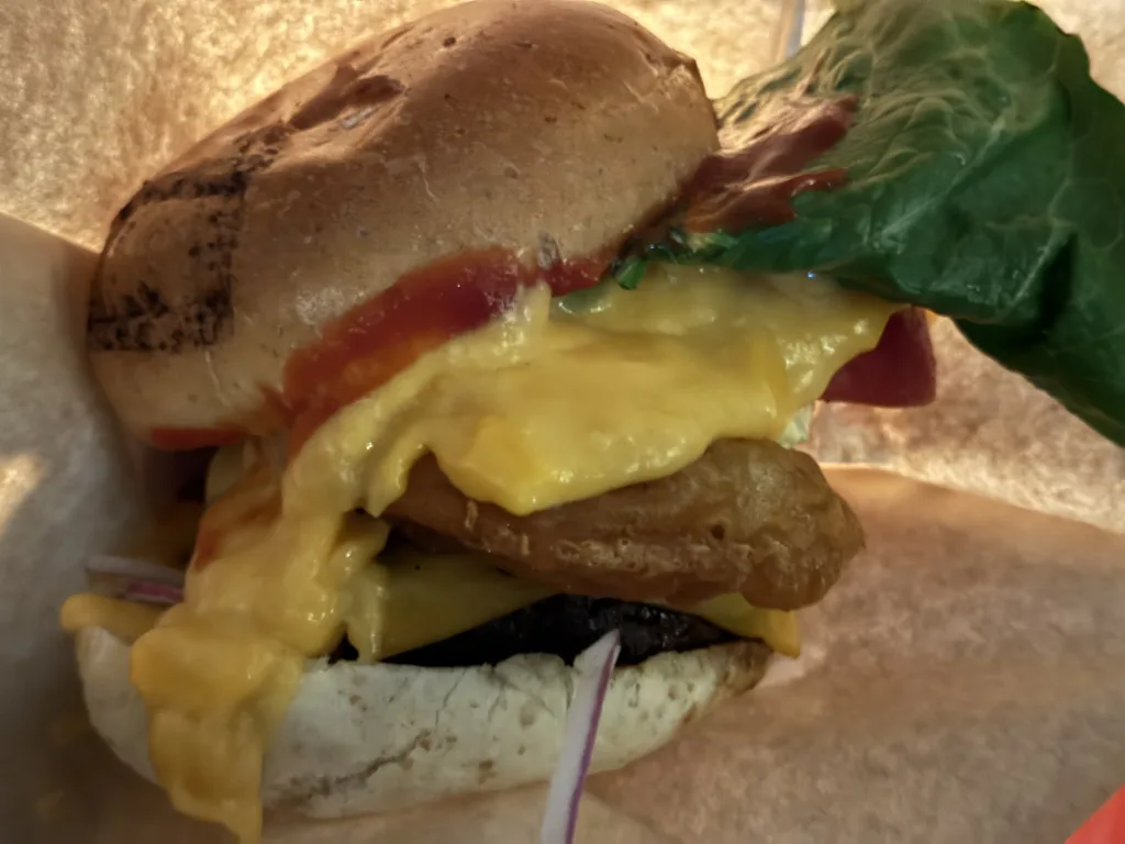 スーパーチーズバーガーを袋に入れる