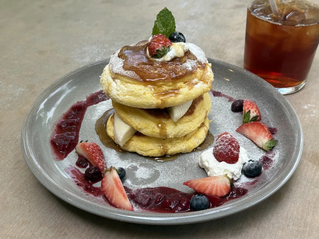 EVERYONEsのパンケーキにシロップかけた