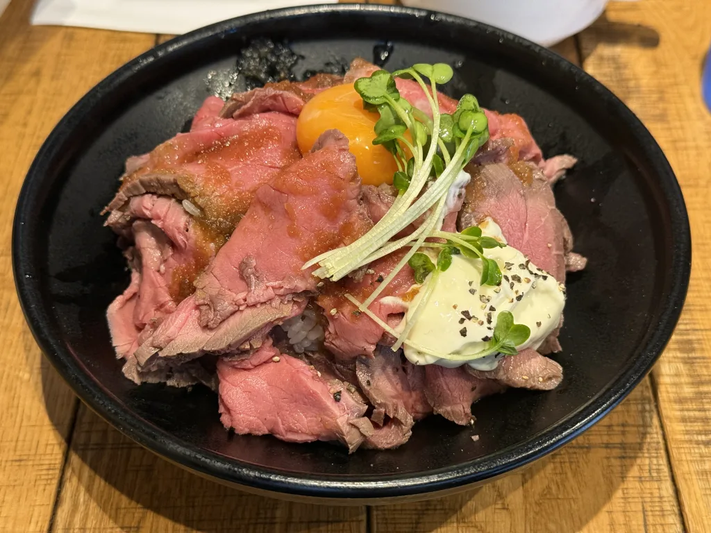 RUMP CAPのローストビーフ丼