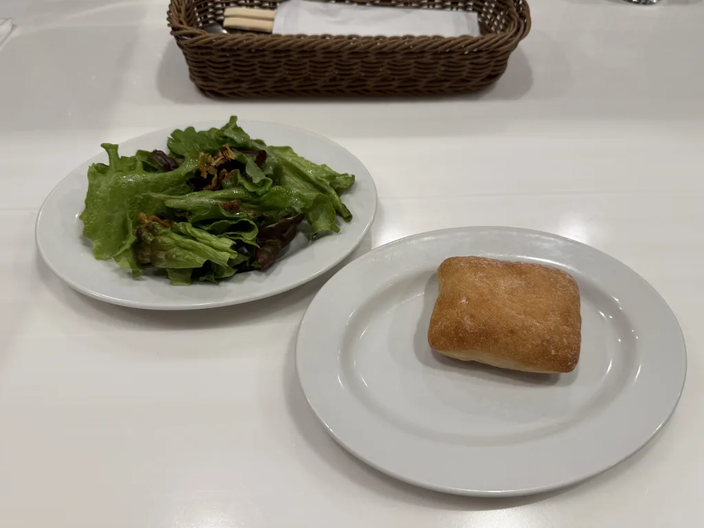プリフィックスセットのパンとサラダ