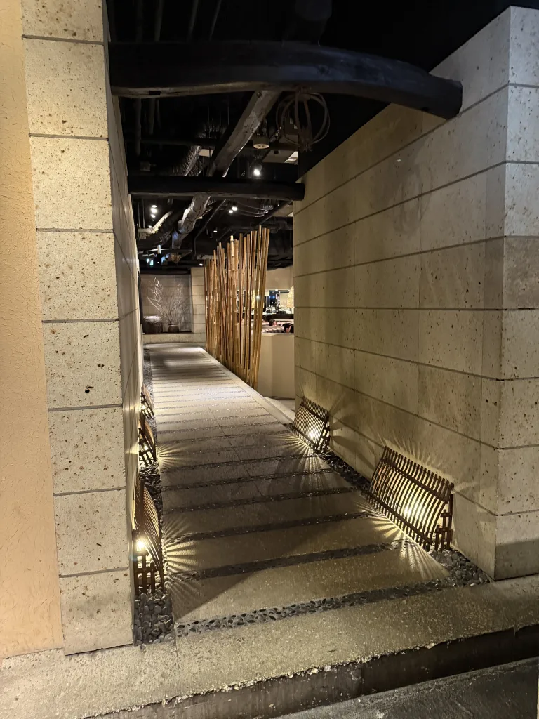 隠れ房の通路
