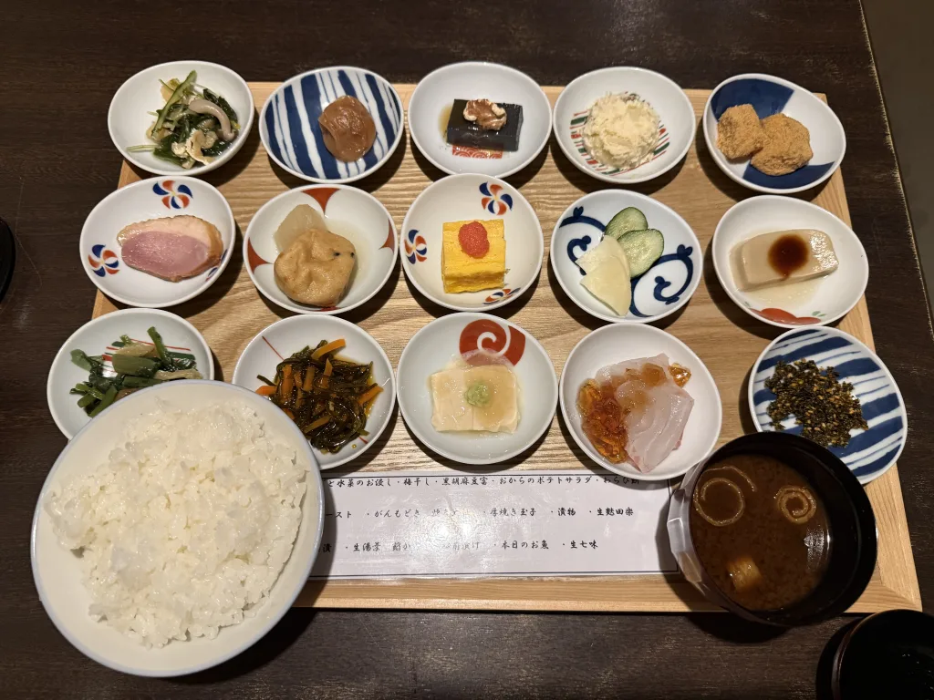 隠れ房の十五種類のおばんざい御前