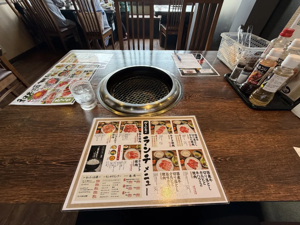 かるび家のテーブル席