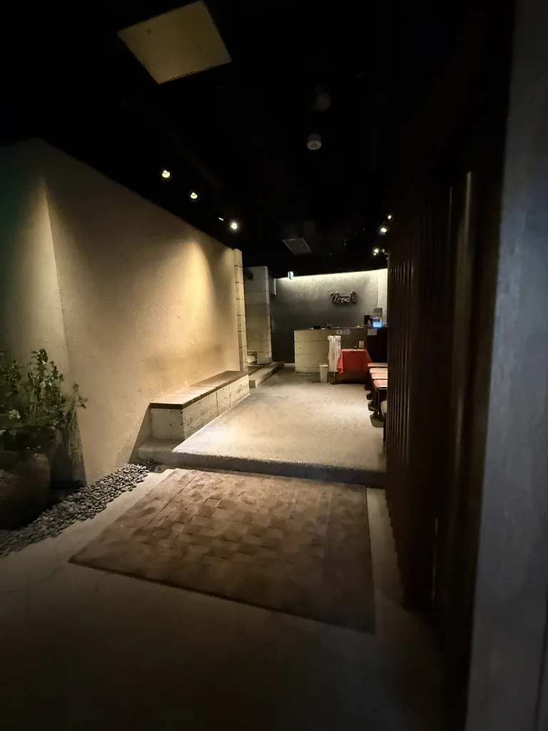 隠れ房のエントランス