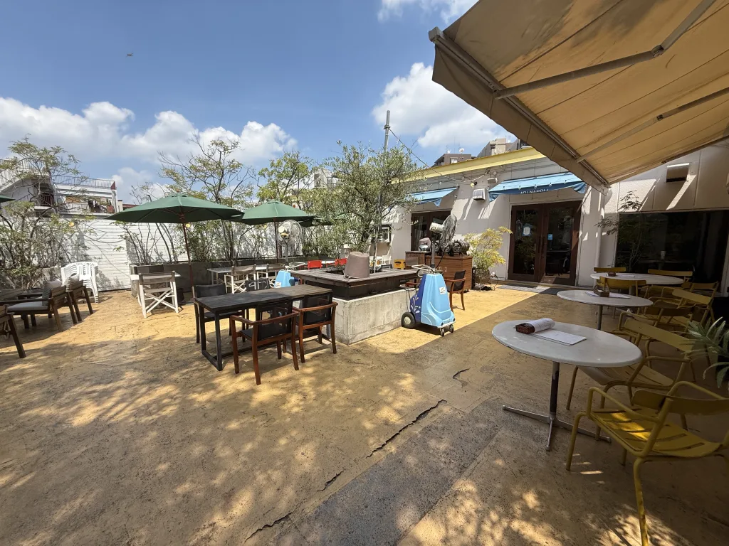 青いナポリのテラス席