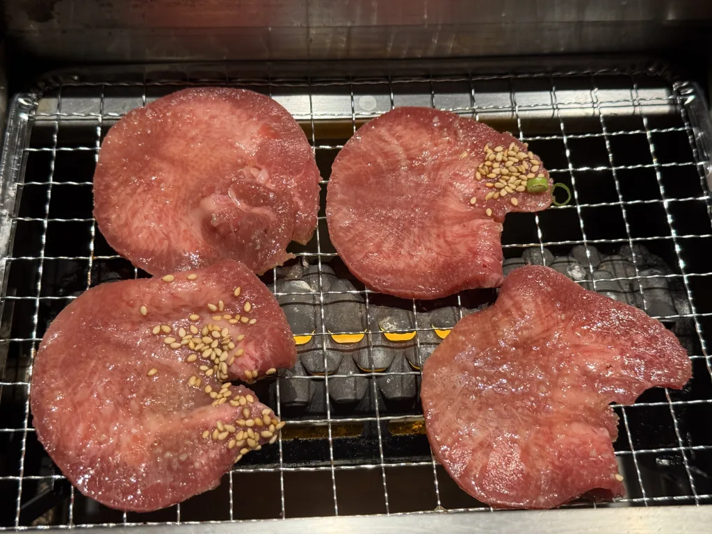 牛タン焼く