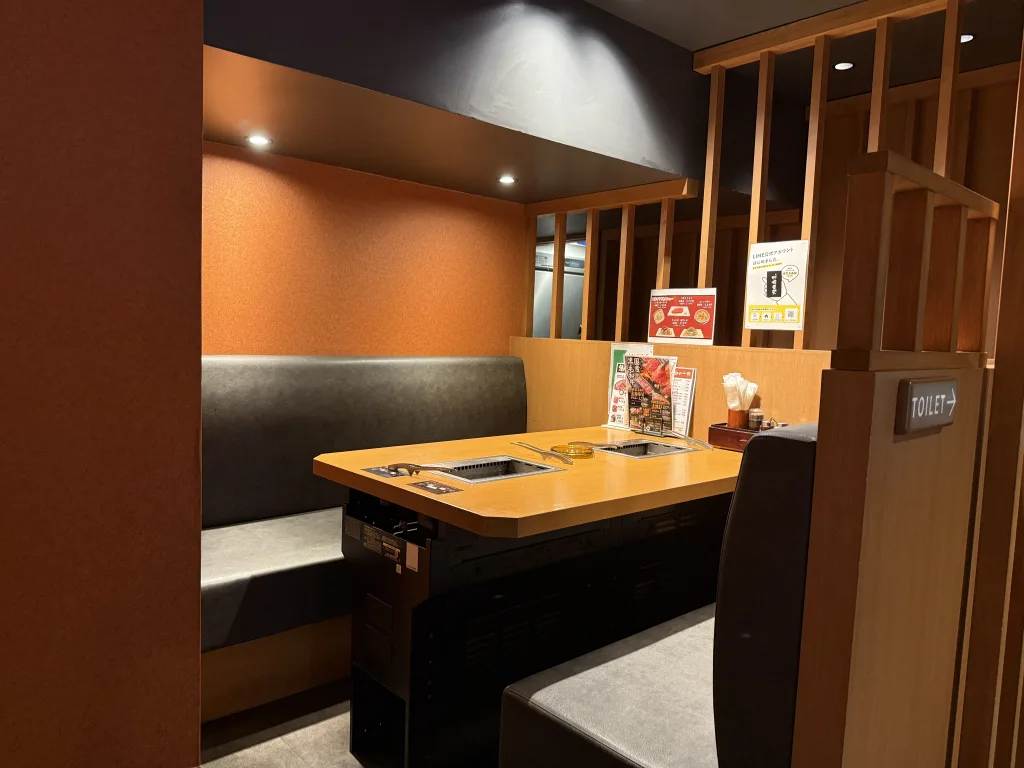 焼肉扇屋のボックス席