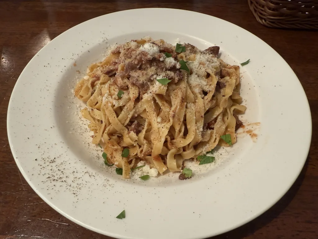 青いナポリのランチパスタ