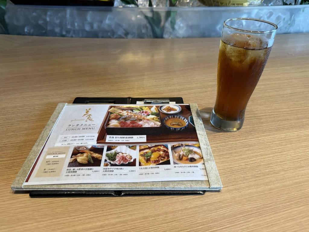 美食米門のカウンター席