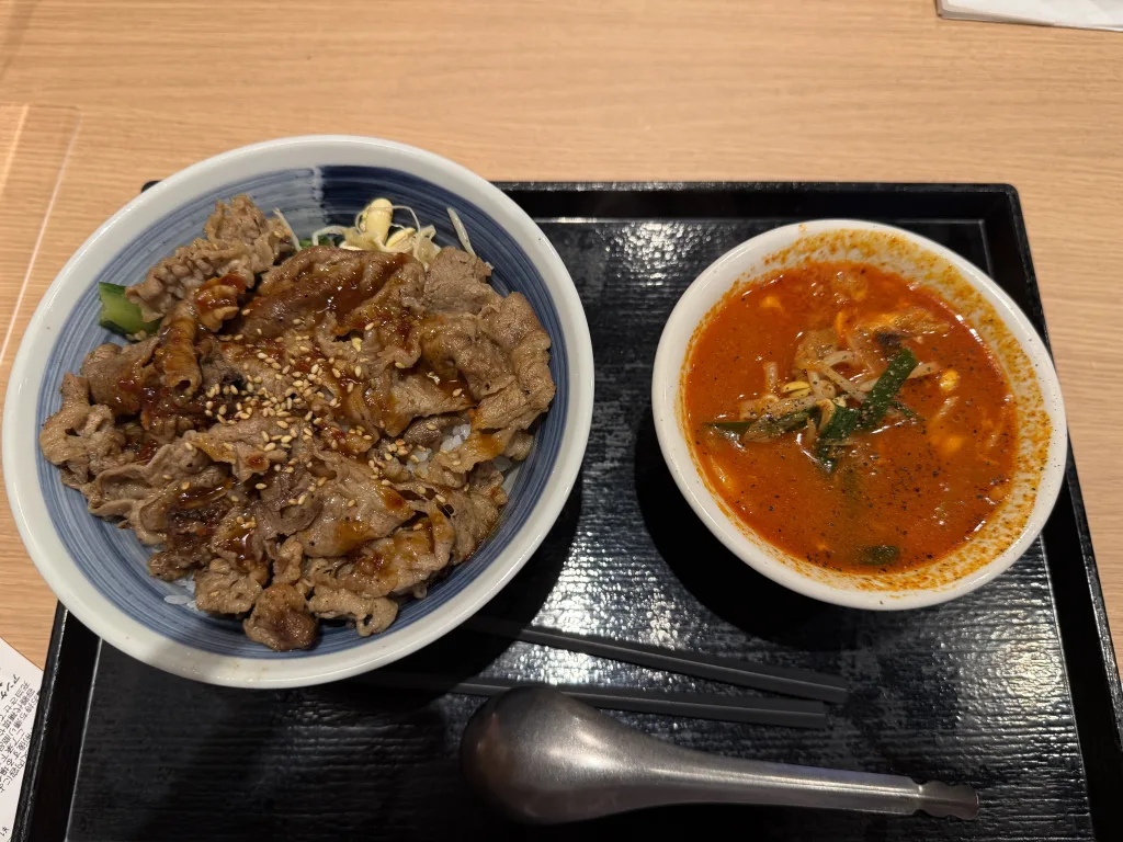 カルビ丼とユッケジャンスープ