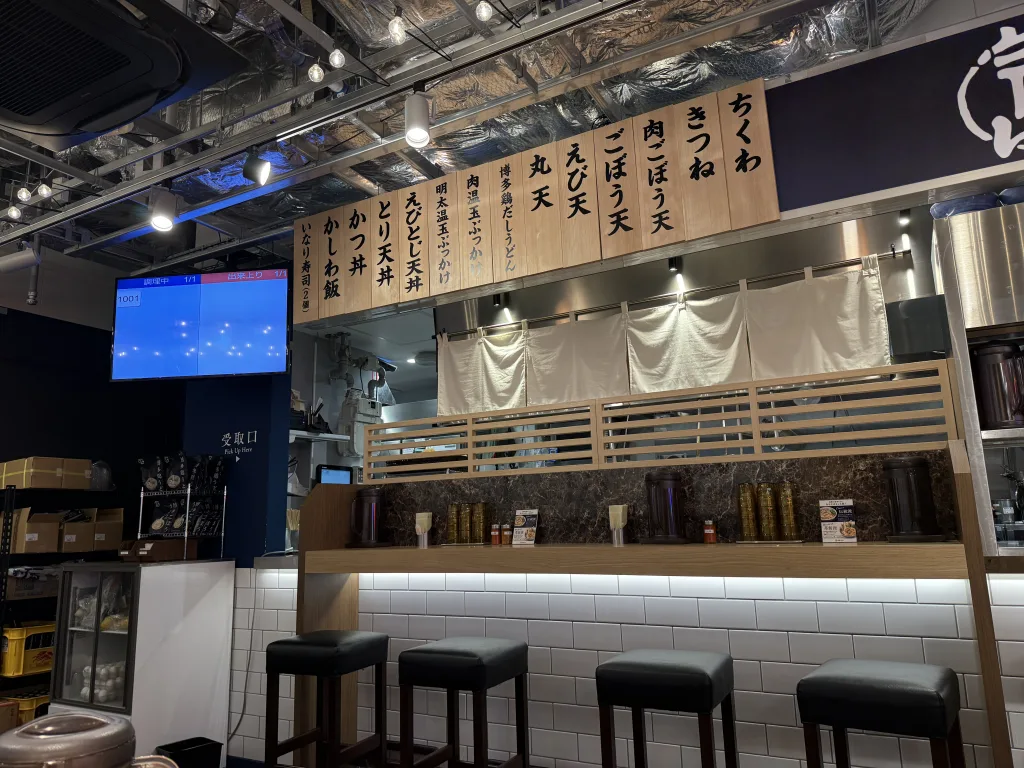 因幡うどんのカウンター席