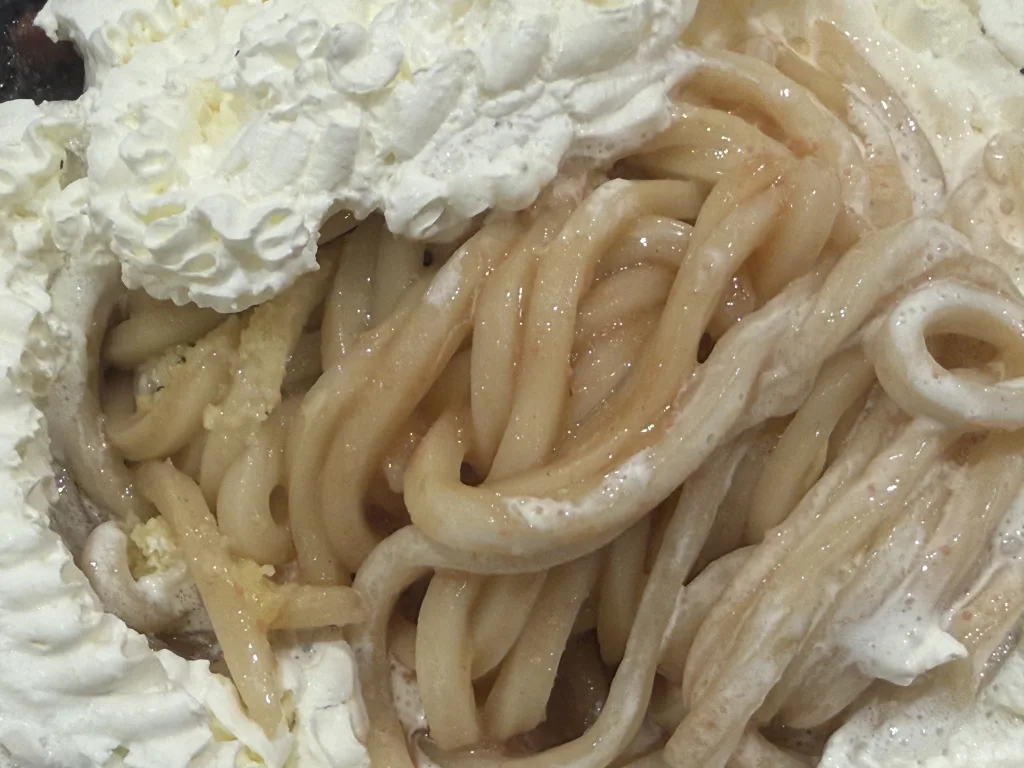 白い明太チーズクリームうどんの麺