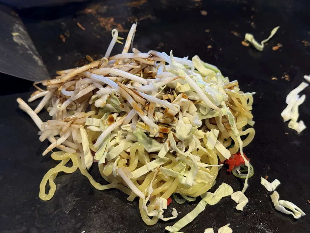 焼きそばを焼きます