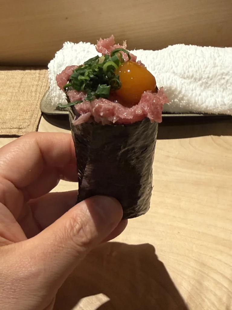 本鮪とうずらの卵の醤油漬けの手巻き