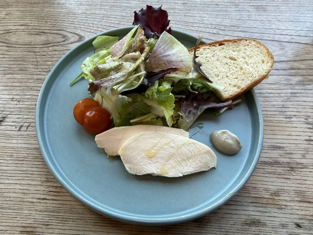 Femyの自家製鶏ハムとアンチョビソース