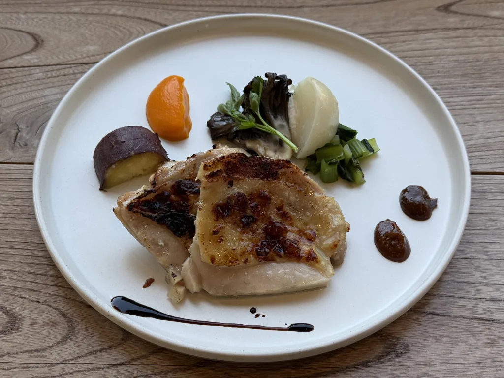 Femyの大山鶏の塩麹の薪焼き