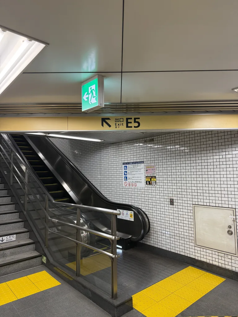 地下鉄出口