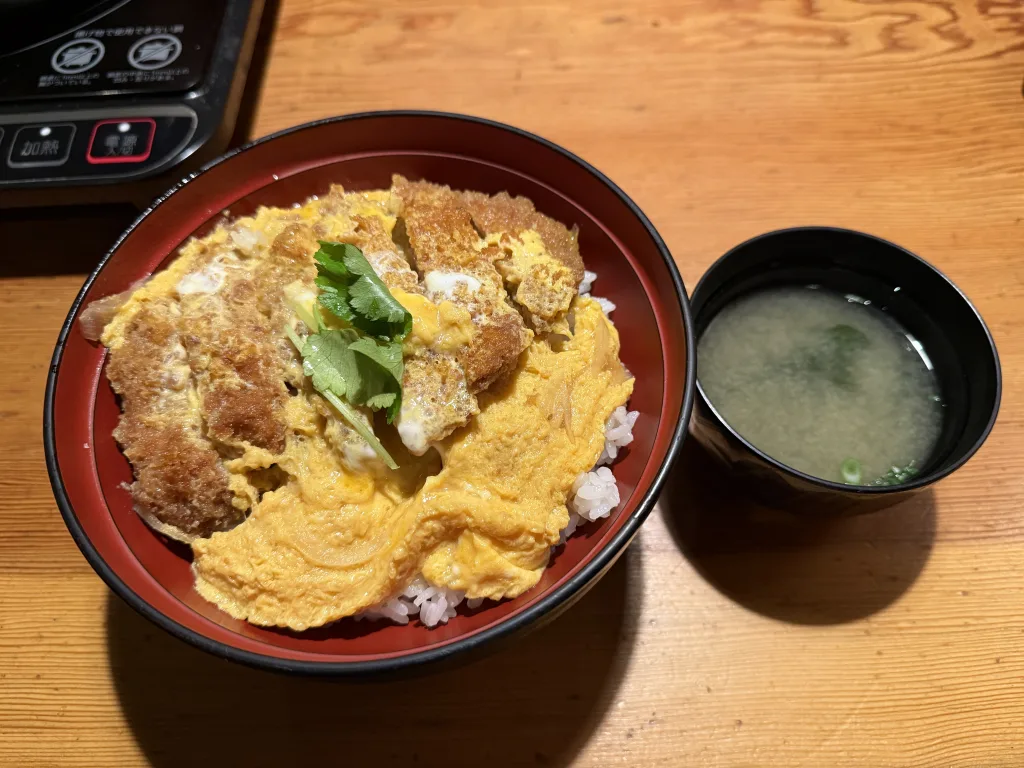 黒豚島津のカツ丼と味噌汁