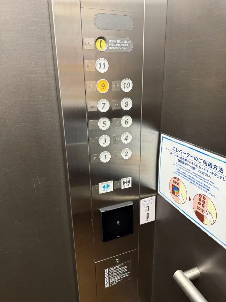 エレベーター内