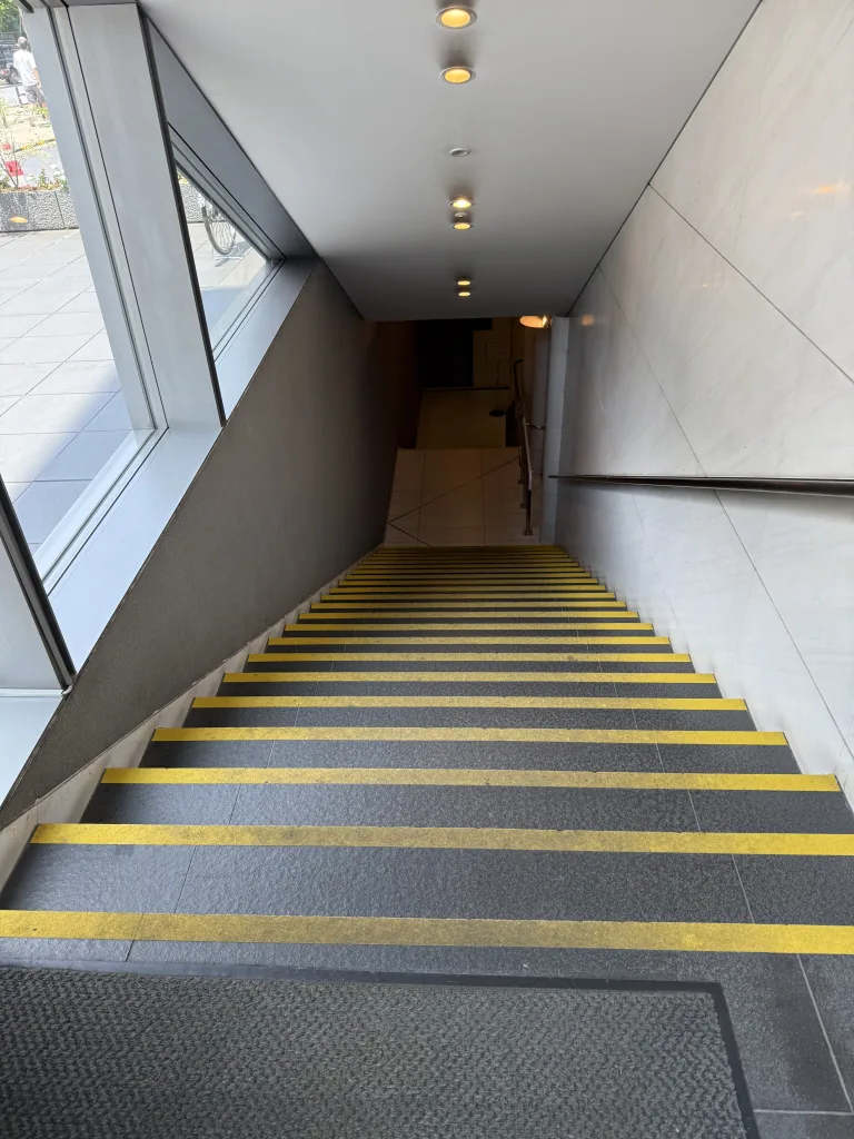 OASIS RAFEEL青山の階段