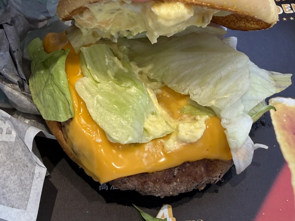 ポケモンバーガーのタルタルデミ肉厚ビーフ