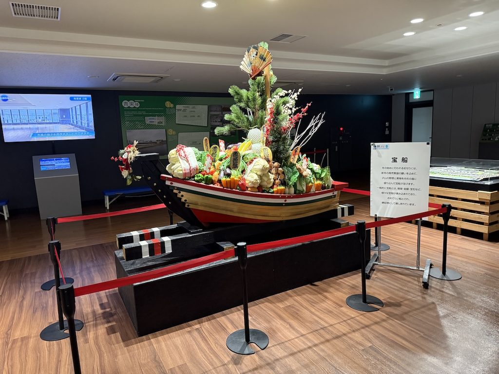 豊洲市場青果棟の宝船